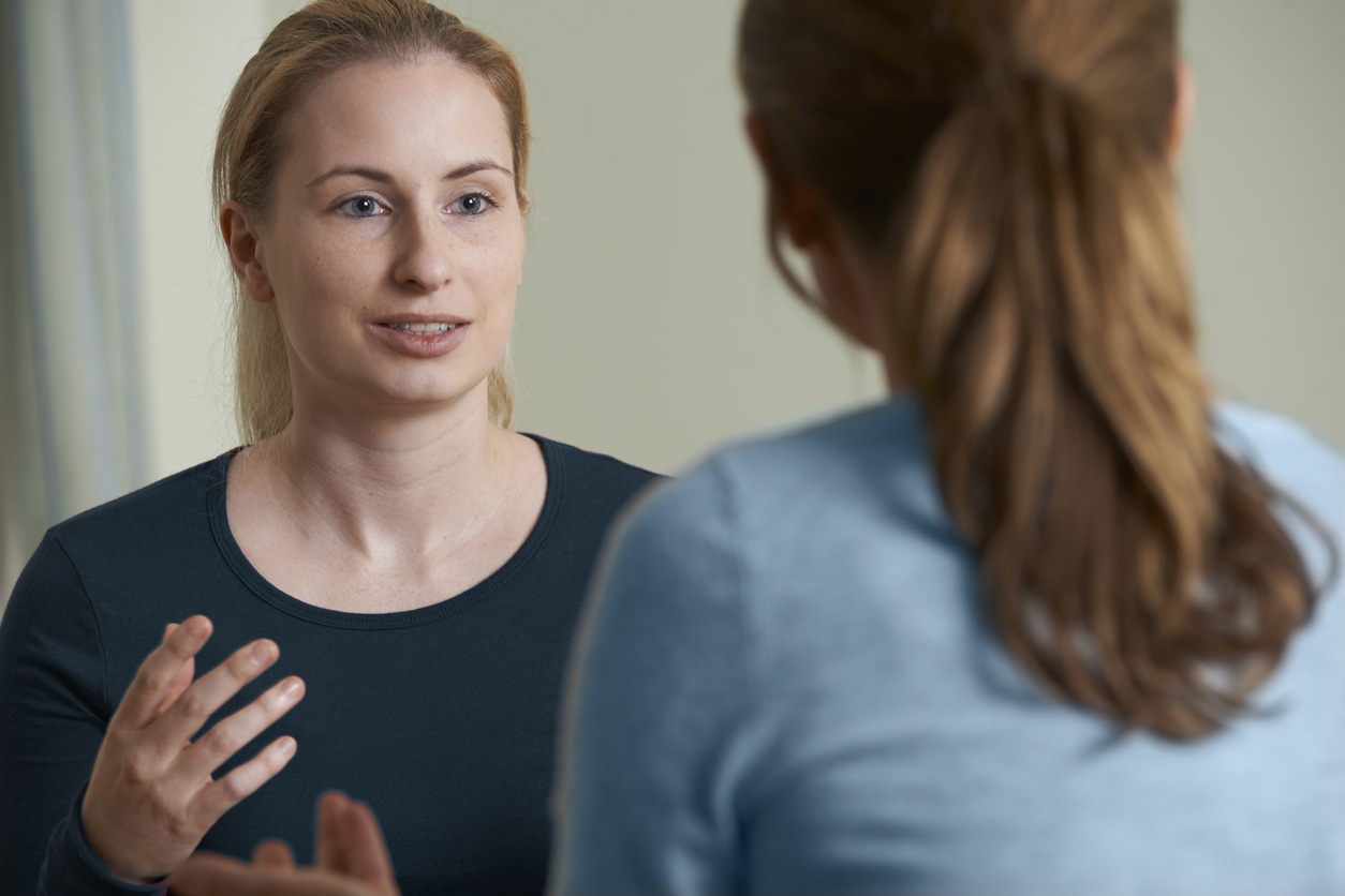 Zwei Frauen im Gespräch