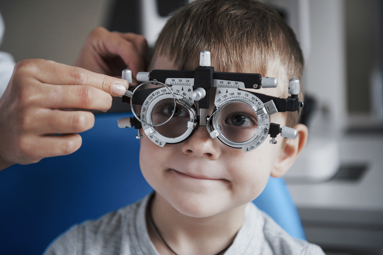 Bei einem Jungen wird mit einem Phoropter die Sehstärke bestimmt