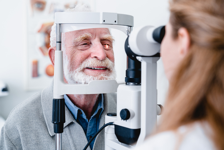 Älterer Mann beim Augenarzt