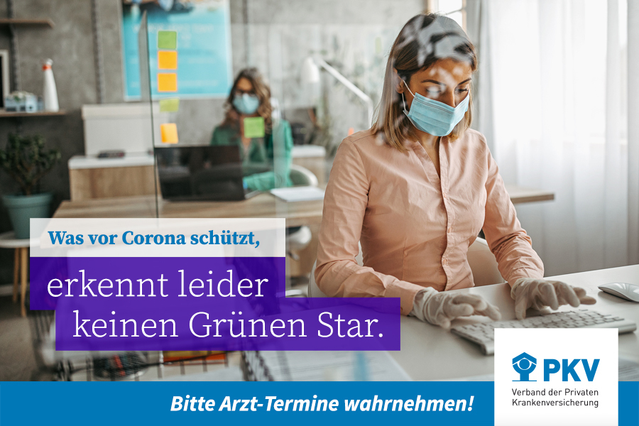 Büro-Mitarbeiterin schützt sich vor Coronavirus