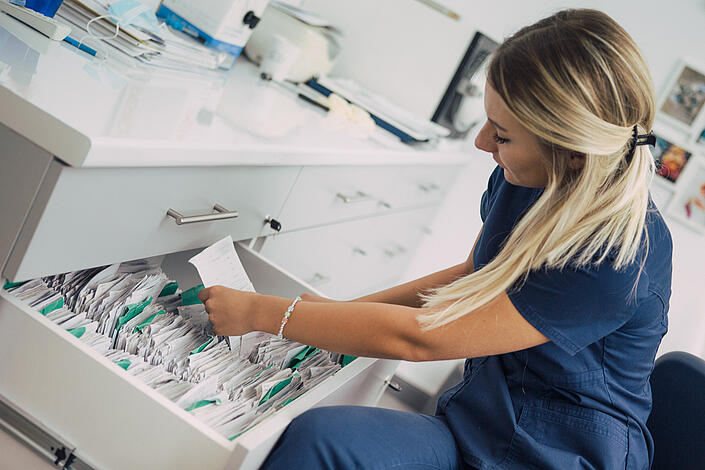 Krankenschwester sichtet Patientenakten