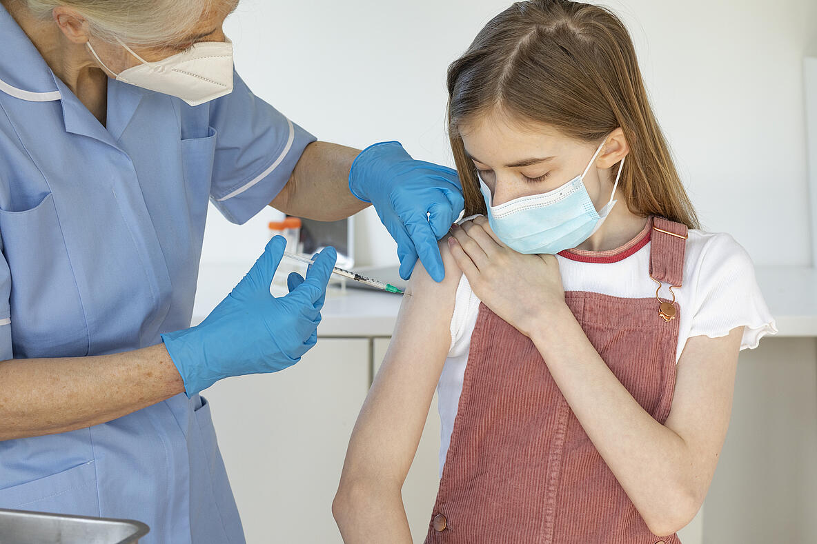 Impfung bei einem jungen Mädchen