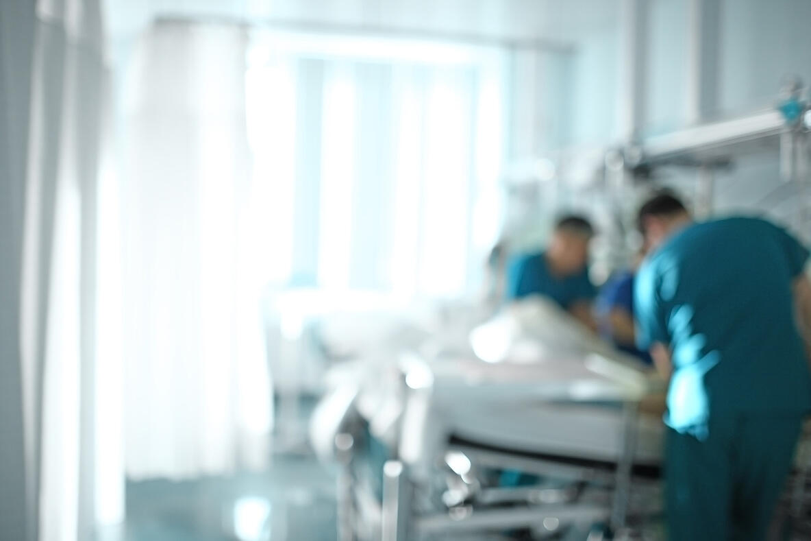 Verschwommene Sicht auf Ärzte am Krankenhausbett