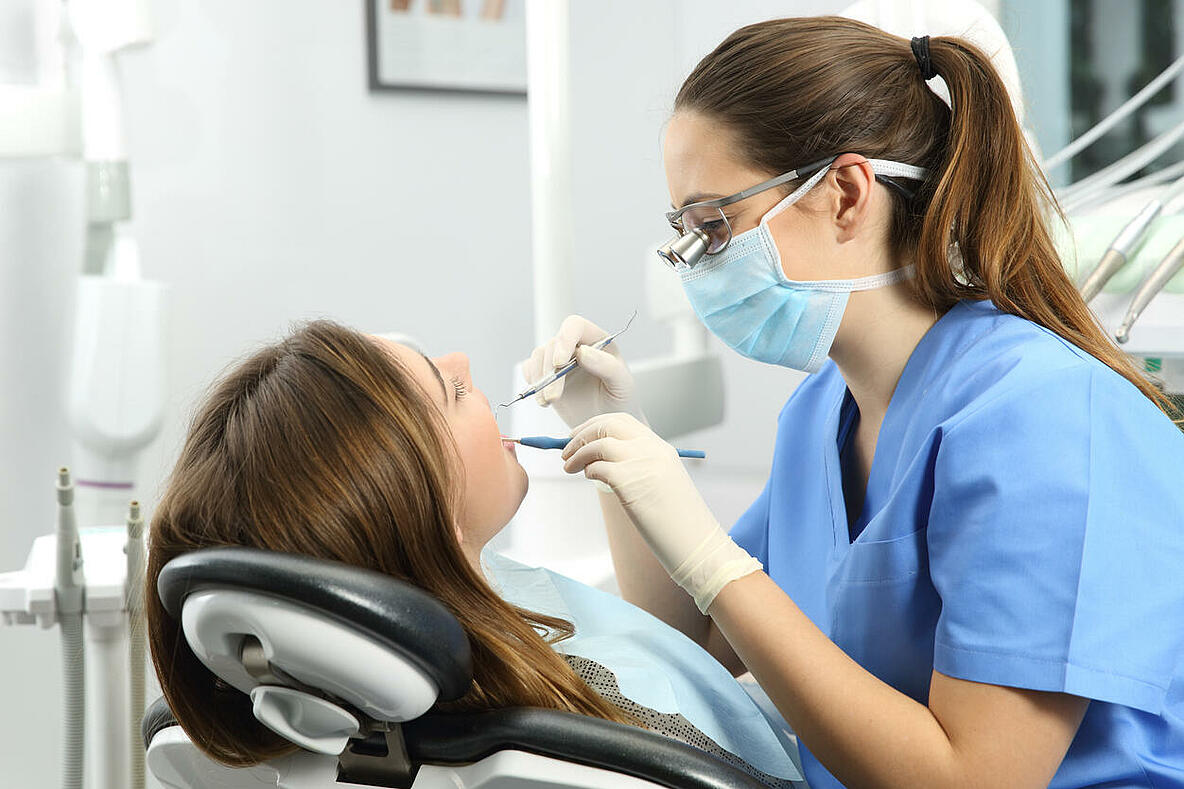 Zahnärztin behandelt Patientin