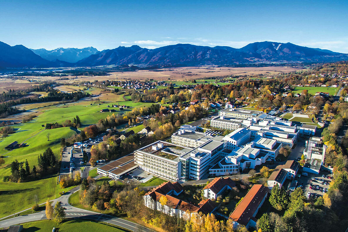 Blick von oben auf die BG Unfallklinik Murnau und das Umland