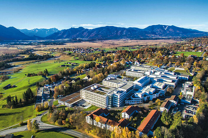 Blick von oben auf die BG Unfallklinik Murnau und das Umland