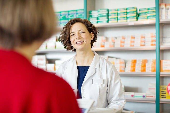 Apothekerin spricht mit einer Kundin