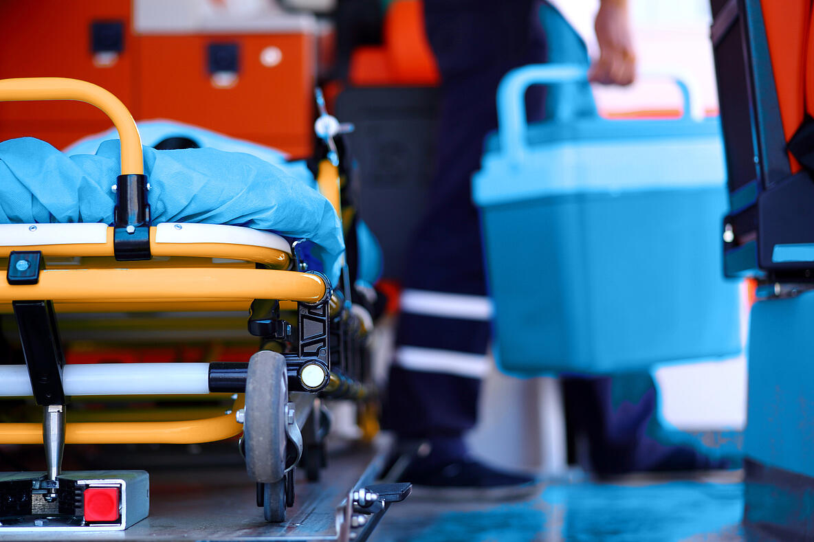 Krankenhausbett und Transportbox für Organspende