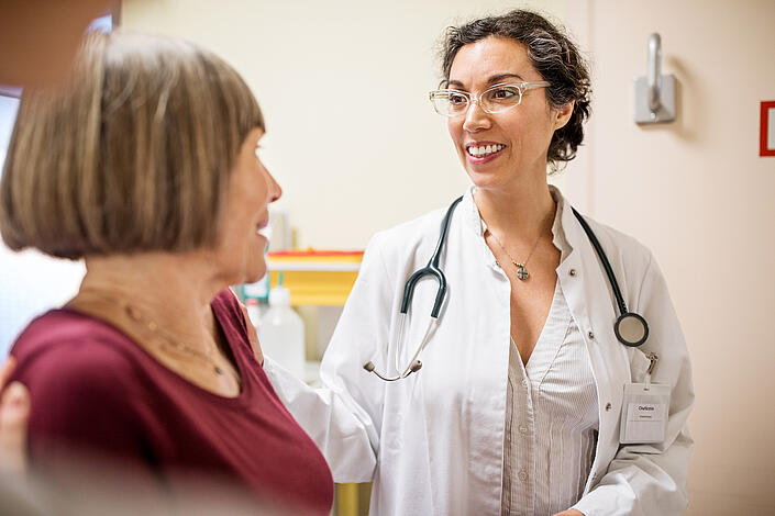 Chefärztin im Gespräch mit einer Patientin