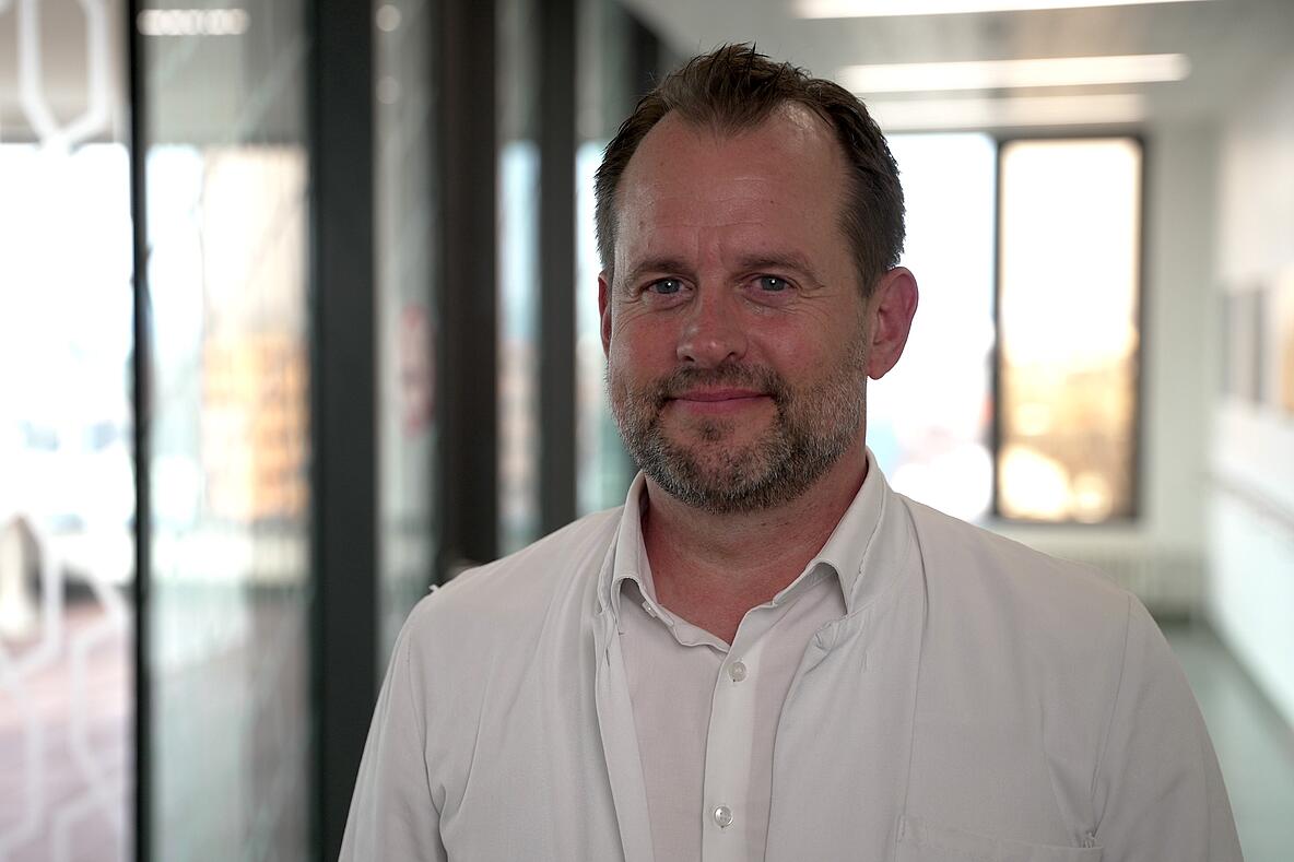 Chefarzt Prof. Dr. Sellei in einem Krankenhausflur
