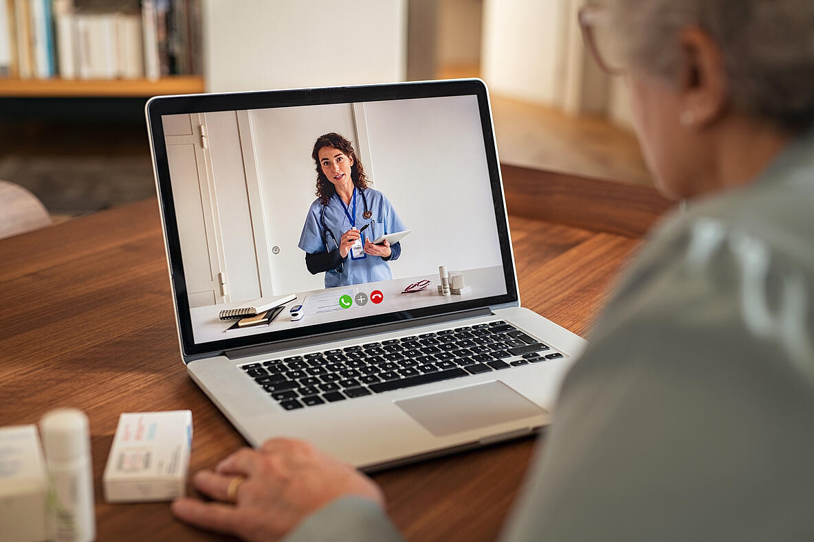 Patientin am Notebook im Gespräch mit einer Ärztin