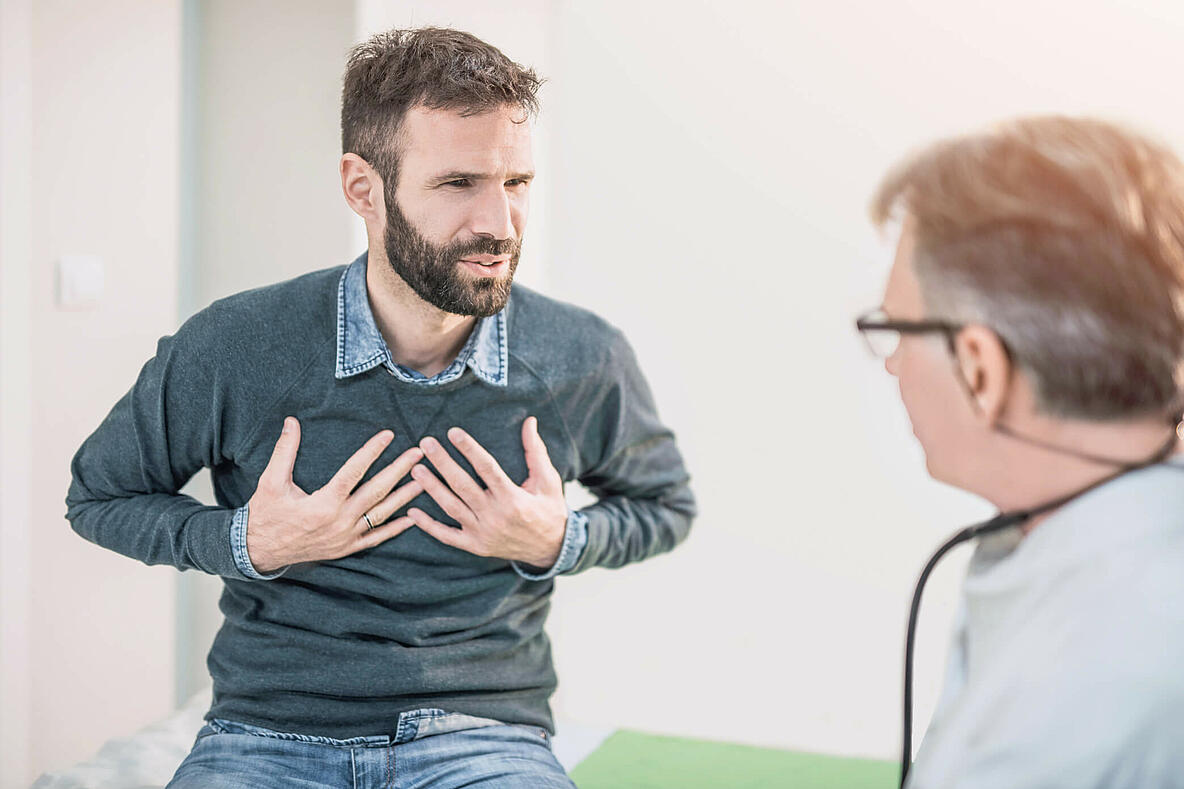 Patient spricht mit Arzt.